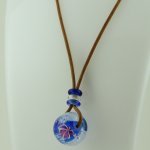 画像6: ぷかぷか♪泳ぐクラゲのとんぼ玉＝皮ひもネックレス＝ (6)
