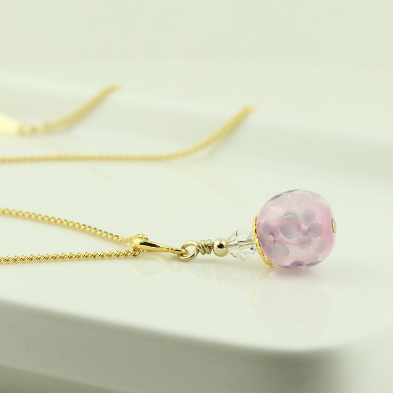 画像1: 淡いピンク紫のベースの花柄とんぼ玉ネックレス(N002・A20-A20G5) (1)