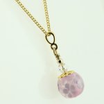 画像3: 淡いピンク紫のベースの花柄とんぼ玉ネックレス(N002・A20-A20G5) (3)