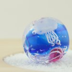 画像2: ぷかぷか♪泳ぐクラゲのとんぼ玉(白いクラゲが2匹・赤いクラゲが1匹) (2)