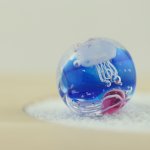 画像1: ぷかぷか♪泳ぐクラゲのとんぼ玉(白いクラゲが2匹・赤いクラゲが1匹) (1)