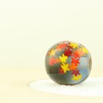 画像1: 秋の夜に幻想的なもみじとんぼ玉 (1)