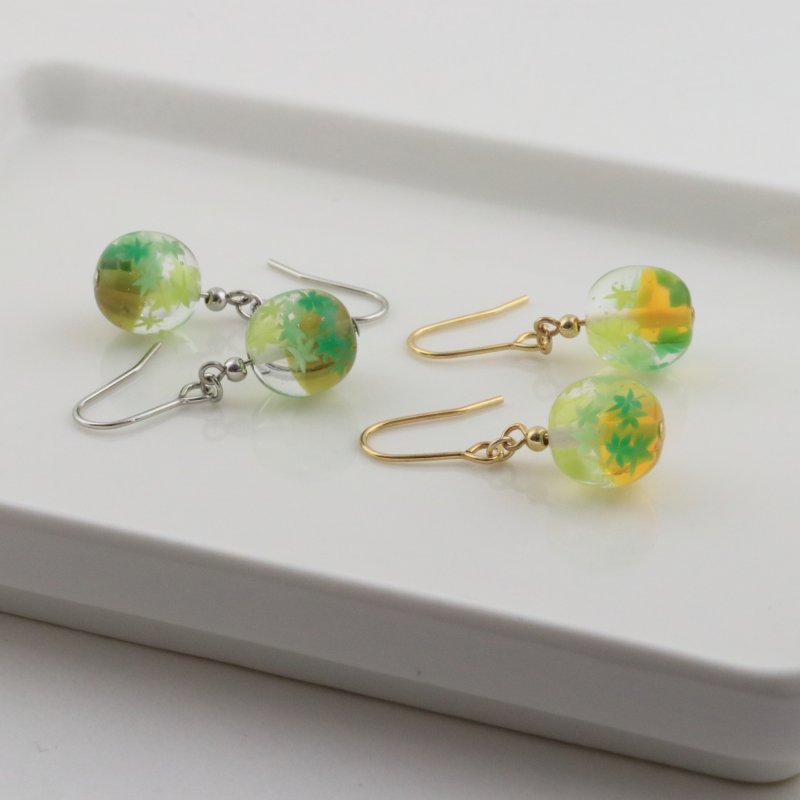 画像2: にじいろもみじ｜秋の七色グラデーションで描くミニアチュール〜ショートピアス〜【イヤリング・ピアス変更可】 (2)