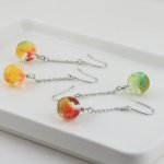 画像2: にじいろもみじ｜秋の七色グラデーションで描くミニアチュール〜チェーンピアス〜【イヤリング・ピアス変更可】 (2)