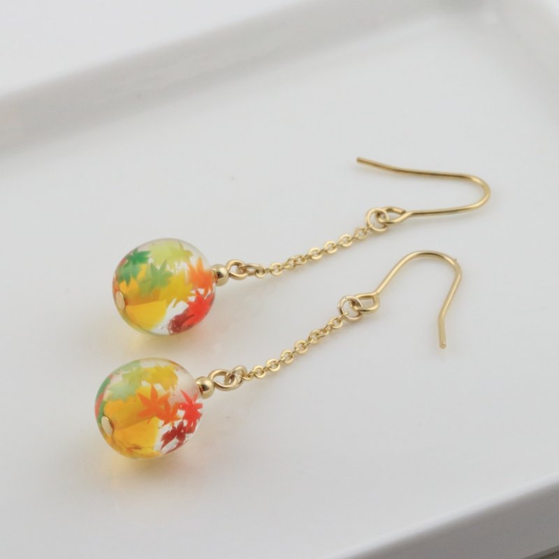 画像1: にじいろもみじ｜秋の七色グラデーションで描くミニアチュール〜チェーンピアス〜【イヤリング・ピアス変更可】 (1)