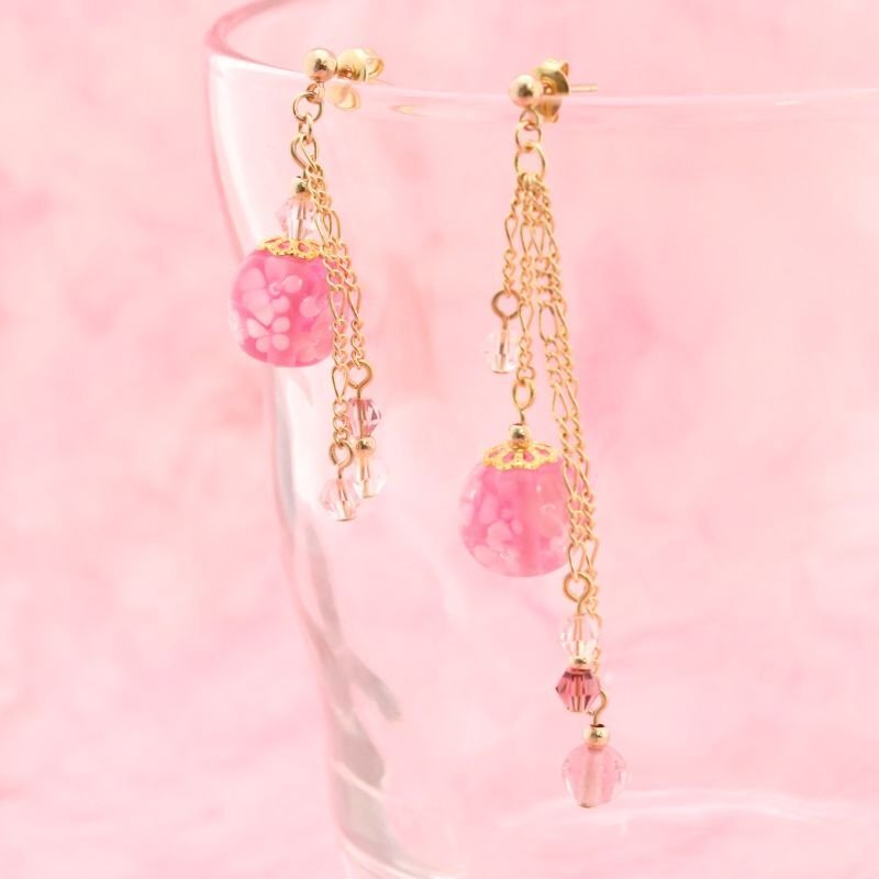 画像1: 点打ち花柄アシンメトリーピアス【G2-A29S22G3-GP-127】【イヤリング変更可】 (1)