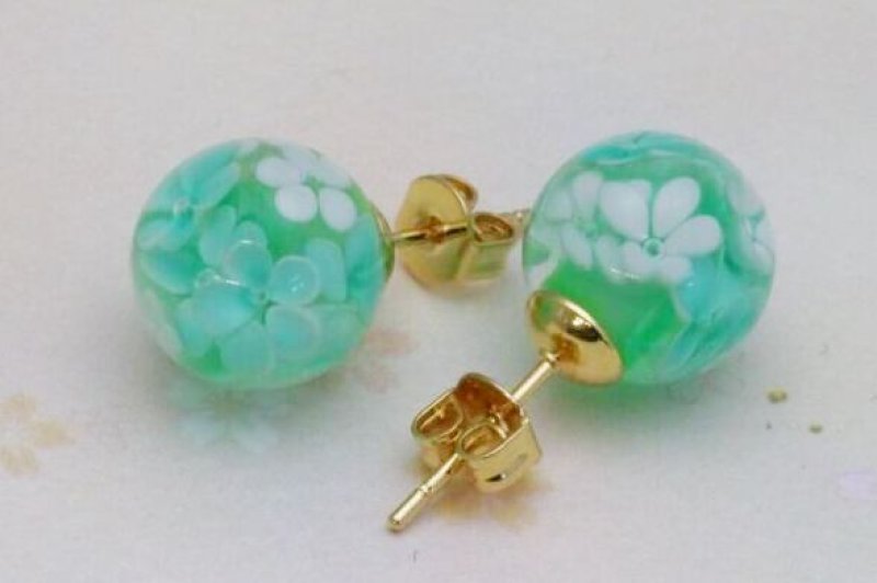 画像1: 点打ち花柄とんぼ玉芯立ピアス・イヤリング【S32G10-A29G9_sintate】 (1)