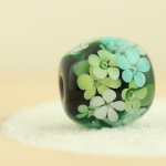画像2: 深すぎる緑のお花のとんぼ玉(G22G11) (2)