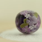 画像2: 紫が魅力的なお花のとんぼ玉(G27G5) (2)