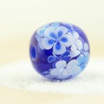 画像1: 青に映える花々のとんぼ玉(S4)  (1)