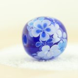 青に映える花々のとんぼ玉(S4) 