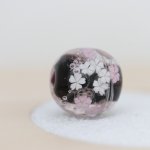 画像7: 桜 - SAKURA｜夜桜をイメージした黒ベースのガラスとんぼ玉 大人かわいいヘアゴム (7)