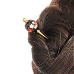 画像8: 雪椿の冬譚（コント・ディヴェール）｜凛とした静寂に舞う白赤の花を映すとんぼ玉かんざし (8)