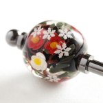 画像5: 雪椿の冬譚（コント・ディヴェール）｜凛とした静寂に舞う白赤の花を映すとんぼ玉かんざし (5)