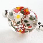 画像4: 雪椿の冬譚（コント・ディヴェール）｜凛とした静寂に舞う白赤の花を映すとんぼ玉かんざし (4)