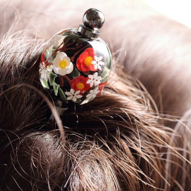 画像6: 雪椿の冬譚（コント・ディヴェール）｜凛とした静寂に舞う白赤の花を映すとんぼ玉かんざし (6)